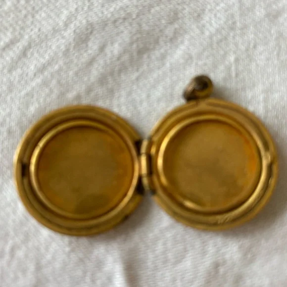 Gold tone Heart and Flower locket. Antique. Costume - Picture 3 of 3
